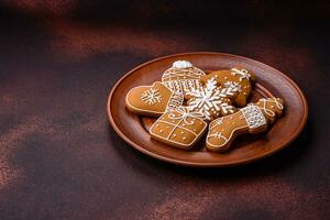 schön Weihnachten Lebkuchen Kekse von anders Farben auf ein Keramik Teller foto