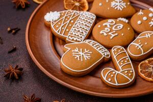 schön Weihnachten Lebkuchen Kekse von anders Farben auf ein Keramik Teller foto