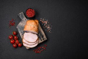köstlich geräuchert Schweinefleisch oder Hähnchen Fleisch mit Salz, Gewürze und Kräuter foto