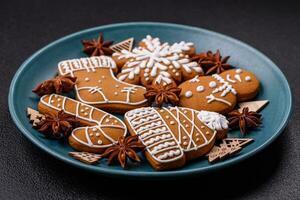 schön Weihnachten Lebkuchen Kekse von anders Farben auf ein Keramik Teller foto