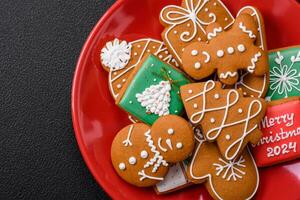 schön Weihnachten Lebkuchen Kekse von anders Farben auf ein Keramik Teller foto