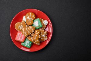 schön Weihnachten Lebkuchen Kekse von anders Farben auf ein Keramik Teller foto