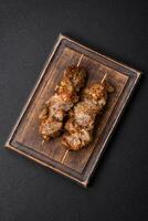 köstlich gebraten Schaschlik Kebab von Hähnchen oder Schweinefleisch Fleisch mit Salz, Gewürze und Kräuter foto