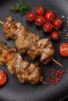 köstlich gebraten Schaschlik Kebab von Hähnchen oder Schweinefleisch Fleisch mit Salz, Gewürze und Kräuter foto