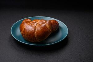 köstlich gebacken knusprig Croissants wie ein Element von ein belebend, nahrhaft Frühstück foto