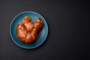 köstlich gebacken knusprig Croissants wie ein Element von ein belebend, nahrhaft Frühstück foto