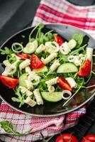 Pasta Salat Fusilli Pasta, Gurke, Tomate, Grün Grüner Salat Kochen Essen Vorspeise Mahlzeit Essen Snack auf das Tabelle Kopieren Raum Essen Hintergrund rustikal oben Aussicht Keto oder Paläo Diät Vegetarier foto