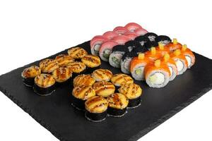Sushi einstellen mit Ingwer und Wasabi auf ein Schiefer Teller foto