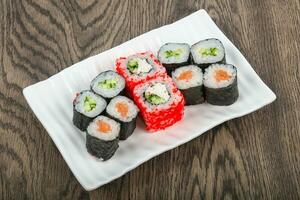 Sushi einstellen Über hölzern Hintergrund foto