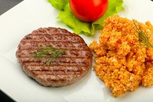 Burger Schnitzel Über hölzern Hintergrund foto