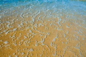 ein sandig Strand mit Wellen foto