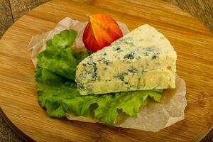 Blau Käse Über hölzern Hintergrund foto