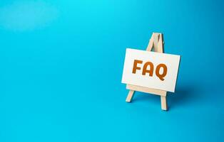 FAQ auf ein Staffelei Stand. Antworten zu häufig fragte Fragen. leiten zu das Thema. Neugier, Anfrage, Unsicherheit. Suche zum Antworten, Klarheit, und Verständnis. Suche zum Wissen oder Lösungen. foto