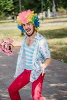 Mime führt aus im das Park mit Luftballons. Clown zeigt an Pantomime auf das Straße. foto