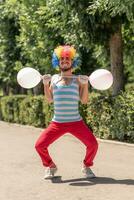 Mime führt aus im das Park mit Luftballons. Clown zeigt an Pantomime auf das Straße. foto