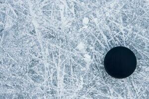 Eishockey Puck Lügen auf das Schnee Nahansicht foto