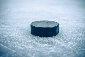 Eishockey Puck Lügen auf das Schnee Nahansicht foto