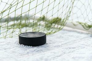 Eishockey Puck im das Tor Netz Nahansicht foto