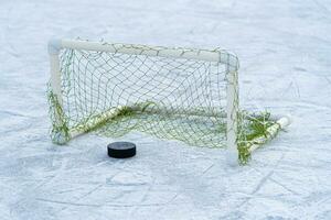 Tor erzielte durch ein Eishockey Puck im das Tor Netz foto