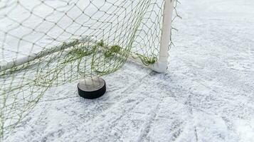 Eishockey Puck im das Tor Netz Nahansicht foto