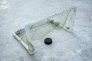 Tor erzielte durch ein Eishockey Puck im das Tor Netz foto