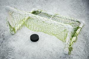 Tor erzielte durch ein Eishockey Puck im das Tor Netz foto
