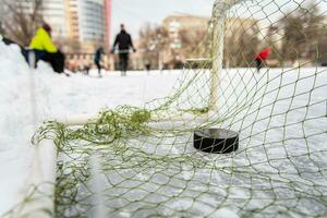 Eishockey Puck im das Tor Netz Nahansicht foto