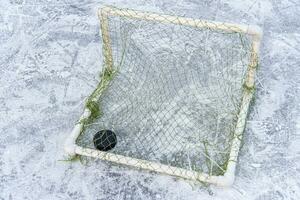 Eishockey Puck im das Tor Netz Nahansicht foto