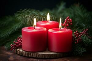 Weihnachten Kerzen mit Tanne Baum Geäst und Beeren auf dunkel hölzern Hintergrund ai generiert foto