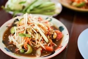 thailändisch Grün Papaya Salat, welche ist ebenfalls bekannt wie so M tam ist einer von das die meisten häufig verfügbar und die meisten populär verbraucht Geschirr im alle von Thailand. foto