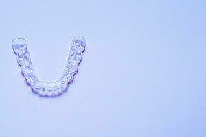 unsichtbar Aligner Zähne Halter auf ein Blau Hintergrund foto