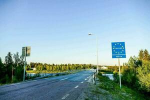 ein Straße mit ein Zeichen Das sagt Finnland foto