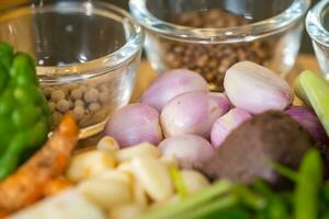 Nahansicht Bild von Lebensmittel Zutaten Fokus auf Schalotte und andere thailändisch Gewürze. foto