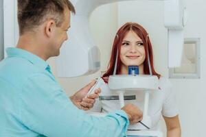 ein Mädchen geduldig macht ein Panorama- Röntgen von das Oral Hohlraum auf ein orthopantomographisch Gerät, und das Zahnarzt nimmt ein Bild foto