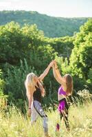 Frau Yoga Lehrer Lehren Anfänger im Natur auf ein sonnig Tag foto