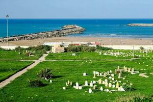 das Friedhof ist auf das Strand und das Ozean ist im das Hintergrund foto