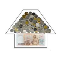 die hände eines geschäftsmannes halten geld und die andere hand hält ein haus die idee, geld zu sparen, um ein haus zu kaufen foto