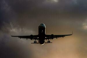 ein groß Passagier Jet fliegend durch das Himmel foto