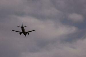 ein groß Flugzeug fliegend durch das Luft foto