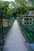 ein Brücke mit ein Grün Zaun foto