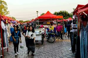 Menschen gehen durch ein Markt mit Stände und Zelte foto