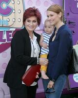 los Engel - - sep 26 Sharon Osbourne, Perle Osbourne, lisa stelly beim das doc mcstuffins doc Handy, Mobiltelefon Veranstaltung beim das Hain auf September 26, 2013 im los Engel, ca. foto