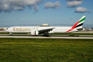 Emirate Passagier Flugzeug beim Flughafen. Zeitplan Flug Reise. Luftfahrt und Flugzeug. Luft Transport. global International Transport. fliegen und fliegend. Ankunft und Landung. foto