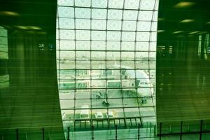 ein Aussicht von ein Flughafen von Innerhalb ein Glas Gebäude foto