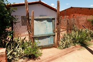 Plantagen, goias, Brasilien November 11 2023 schlecht gebaut Zaun und Tor zu ein Eingang von ein Zuhause im Plantagen, Das ist im Verfall foto