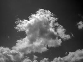 schwarz und Weiß schön Himmel Hintergrund foto