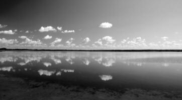 schwarz und Weiß schön Himmel Hintergrund foto