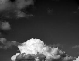 schwarz und Weiß schön Himmel Hintergrund foto