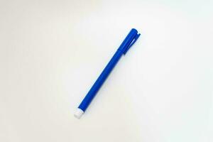 Blau Stift isoliert auf Weiß Hintergrund. Kugelschreiber Stift Schnitt aus foto