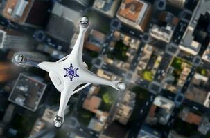 oben Aussicht von ein Polizei Gesetz Durchsetzung Drohne uav im Flug Über Stadt Straßen und Gebäude. foto